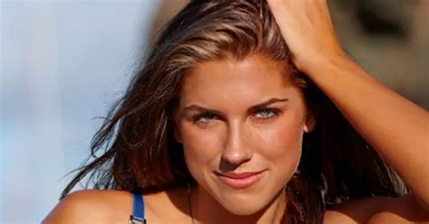 Alex Morgan’s Best Blue and White SI Swimsuit Looks in Guana。